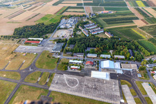 Siedlung Layenhof am Flugplatz mit Reis-Express GmbH und  Städtische Kita am Finther Wald sowie Tower und Abstellflächen des Flugplatz Mainz-Finthen im Bundesland Rheinland-Pfalz, Deutschland