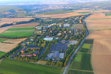 Gewerbegebiet Rhein-Selz-Park Nierstein in ehemaliger US-Kaserne mit  Rhine Main Resort im Ortsteil Schwabsburg im Bundesland Rheinland-Pfalz, Deutschland