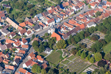Luftbild von Kirchengebäude im Dorfkern im Ortsteil Liedolsheim in Dettenheim im Bundesland Baden-Württemberg, Deutschland