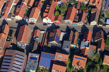 Schrägluftbild von Scheuern mit PV-Dächern an der Rheinstr in Kandel im Bundesland Rheinland-Pfalz, Deutschland