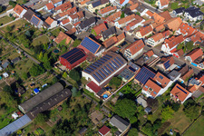 Luftbild von Scheuern mit PV-Dächern an der Rheinstr in Kandel im Bundesland Rheinland-Pfalz, Deutschland
