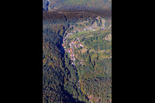 Dorfansicht im Saarbachtal aus Süden in Hirschthal im Bundesland Rheinland-Pfalz, Deutschland