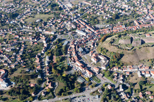 Bitche im Bundesland Moselle, Frankreich von der Drohne aus gesehen