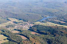 Dorfkern an den See- Uferbereichen des Etang de Haspelschiedt in Haspelschiedt in Grand Est im Bundesland Moselle, Frankreich
