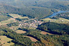 Luftbild von Dorfkern an den See- Uferbereichen des Etang de Haspelschiedt in Haspelschiedt in Grand Est im Bundesland Moselle, Frankreich