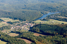 Luftaufnahme von Dorfkern an den See- Uferbereichen des Etang de Haspelschiedt in Haspelschiedt in Grand Est im Bundesland Moselle, Frankreich