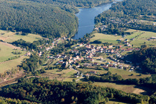 Schrägluftbild von Dorfkern an den See- Uferbereichen des Etang de Haspelschiedt in Haspelschiedt in Grand Est im Bundesland Moselle, Frankreich