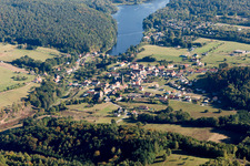 Dorfkern an den See- Uferbereichen des Etang de Haspelschiedt in Haspelschiedt in Grand Est im Bundesland Moselle, Frankreich von oben