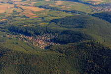 Dorfansicht im Pfälzerwald aus Westen in Dörrenbach im Bundesland Rheinland-Pfalz, Deutschland