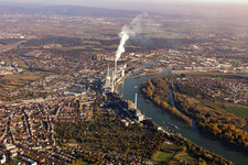 Schrägluftbild von Ortsteil Neckarau in Mannheim im Bundesland Baden-Württemberg, Deutschland