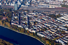 Ortschaft an den Fluss- Uferbereichen des Rhein Stephanienufer im Ortsteil Lindenhof in Mannheim im Bundesland Baden-Württemberg, Deutschland