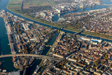 Kaianlagen und Schiffs- Anlegestellen am Hafenbecken des Binnenhafen des Rhein im Ortsteil Mühlauhafen in Mannheim im Ortsteil Innenstadt im Bundesland Baden-Württemberg, Deutschland