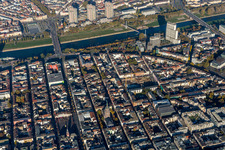 Luftbild von Stadtzentrum im Innenstadtbereich am Ufer des Flußverlaufes des Neckar im Ortsteil Quadrate in Mannheim im Bundesland Baden-Württemberg, Deutschland