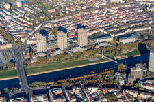 Kurpfalzbrücke über den Neckar und 3 Hochhäuser am Ufer im Ortsteil Neckarstadt in Mannheim im Ortsteil Neckarstadt-Ost im Bundesland Baden-Württemberg, Deutschland