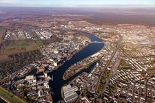 Luftaufnahme von Industriehafen Friesenheimer Insel im Ortsteil Neckarstadt-West in Mannheim im Bundesland Baden-Württemberg, Deutschland