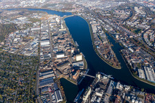 Kaianlagen und Schiffs- Anlegestellen am Hafenbecken des Binnenhafen des Altrheins an der Friesenheimer Insel im Ortsteil Industriehafen in Mannheim im Ortsteil Neckarstadt-West im Bundesland Baden-Württemberg, Deutschland