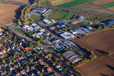 Gewerbegebiet Im Weichlingsgarten Richtung A65 mit Sportzentrum TV Hochdorf und Manz Pfälzer Holz-Manufaktur e.K im Ortsteil Assenheim in Hochdorf-Assenheim im Bundesland Rheinland-Pfalz, Deutschland