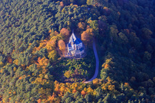Luftbild von St.-Anna-Kapelle im herbstlichen Wald in Burrweiler im Bundesland Rheinland-Pfalz, Deutschland