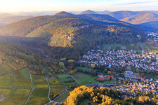 Ortsansicht unter der Burgruine der Burg Landeck im herbstlichem Wald bei Abendlicht in Klingenmünster im Bundesland Rheinland-Pfalz, Deutschland