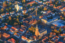 St. Georgskirche, Stadthalle und Grundschule am Marktplatz von Südwesten in Kandel im Bundesland Rheinland-Pfalz, Deutschland
