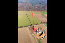 Schrägluftbild von Baustelle Windrad Fundament mit Kran in Hatzenbühl im Bundesland Rheinland-Pfalz, Deutschland