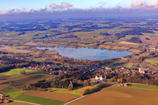 Dorfansicht am Rottauensee im Ortsteil Hinten in Postmünster im Bundesland Bayern, Deutschland