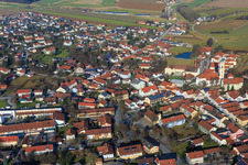 Hofmark und Kirche Maria Himmelfahrt von Süden in Bad Birnbach im Bundesland Bayern, Deutschland