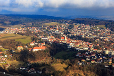 Luftbild von Kurort aus Südwesten mit SchloSS und Kirche Hl. Familie im Ortsteil Bad Griesbach in  Rottal in Bad Griesbach im Rottal im Bundesland Bayern, Deutschland