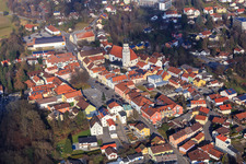 Bürgerhäuser am Stadtplatz und Kirche Hl. Familie im Ortsteil Bad Griesbach in  Rottal in Bad Griesbach im Rottal im Bundesland Bayern, Deutschland