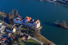Schloss Neuhaus am Inn mit Realschule Maria Ward Neuhaus auf einer Insel im Inn im Bundesland Bayern, Deutschland