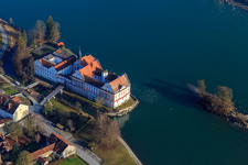 Luftbild von Schloss Neuhaus am Inn mit Realschule Maria Ward Neuhaus auf einer Insel im Inn im Bundesland Bayern, Deutschland