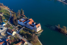 Luftaufnahme von Schloss Neuhaus am Inn mit Realschule Maria Ward Neuhaus auf einer Insel im Inn im Bundesland Bayern, Deutschland