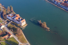 Schloss Neuhaus am Inn mit Realschule Maria Ward Neuhaus auf einer Insel im Inn im Bundesland Bayern, Deutschland von oben