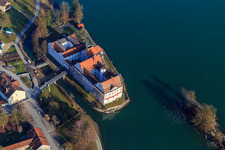 Schloss Neuhaus am Inn mit Realschule Maria Ward Neuhaus auf einer Insel im Inn im Bundesland Bayern, Deutschland aus der Luft
