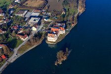 Schloss Neuhaus am Inn mit Realschule Maria Ward Neuhaus auf einer Insel im Inn im Bundesland Bayern, Deutschland vom Flugzeug aus
