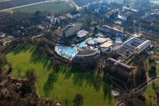Luftbild von Europa Therme Bad Füssing an der Kurallee mit Klinik Niederbayern an der Paracelsusstraße und  Thermenhotel Tannenhof 1 im Bundesland Bayern, Deutschland