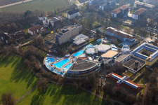 Kurpark am Europa Therme Bad Füssing an der Kurallee mit Klinik Niederbayern an der Paracelsusstraße und  Thermenhotel Tannenhof 1 im Bundesland Bayern, Deutschland