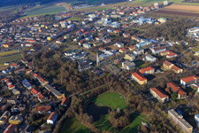 Luftbild von Rathausstraße mit Moderner Architektur der Pfarrkirche Heilig Geist und Stadtpark aus Südosten in Bad Füssing im Bundesland Bayern, Deutschland