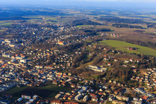 Luftbild von Stadtansicht aus Südosten mit Wallfahrtskirche Gartlberg und Grundschule im Ortsteil Reichenberg in Pfarrkirchen im Bundesland Bayern, Deutschland