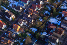 Luftbild von Waldstraße im Winter bei Schnee in Kandel im Bundesland Rheinland-Pfalz, Deutschland