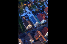 Schrägluftbild von EFH-Neubau in der Waldstraße im Winter bei Schnee in Kandel im Bundesland Rheinland-Pfalz, Deutschland