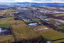 Dorfansicht im Winter mit wenig Schnee aus Osten in Minfeld im Bundesland Rheinland-Pfalz, Deutschland