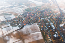 Winterlich schneebedeckte Dorf - Ansicht am Rande von landwirtschaftlichen Feldern und Nutzflächen in Riedseltz in Grand Est im Bundesland Bas-Rhin, Frankreich