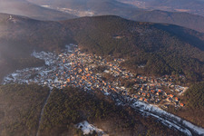 Winterlich schneebedeckte Wald und Berglandschaft des südlichen Pfälzerwald in Dörrenbach im Bundesland Rheinland-Pfalz, Deutschland