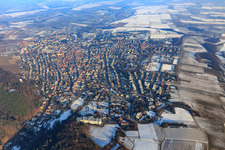 Luftaufnahme von Stadtübersicht im Winter mit wenig Schnee aus Westen mit Kurpark Bad Bergzabern an der Edith-Stein-Fachklinik im Bundesland Rheinland-Pfalz, Deutschland