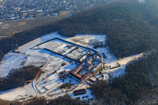 Perdepension im Kloster Liebfrauenberg im Winter bei Schnee in Bad Bergzabern im Bundesland Rheinland-Pfalz, Deutschland aus der Luft