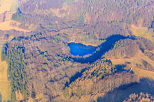 Steinbruchsee bei Fischbachtal im Ortsteil Meßbach im Bundesland Hessen, Deutschland
