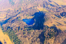 Luftaufnahme von Steinbruchsee bei Fischbachtal im Ortsteil Meßbach im Bundesland Hessen, Deutschland