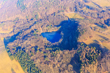 Schrägluftbild von Steinbruchsee bei Fischbachtal im Ortsteil Meßbach im Bundesland Hessen, Deutschland