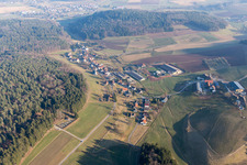 Dorf - Ansicht am Rande von landwirtschaftlichen Feldern und Nutzflächen in Kocherbach in Wald-Michelbach im Bundesland Hessen, Deutschland